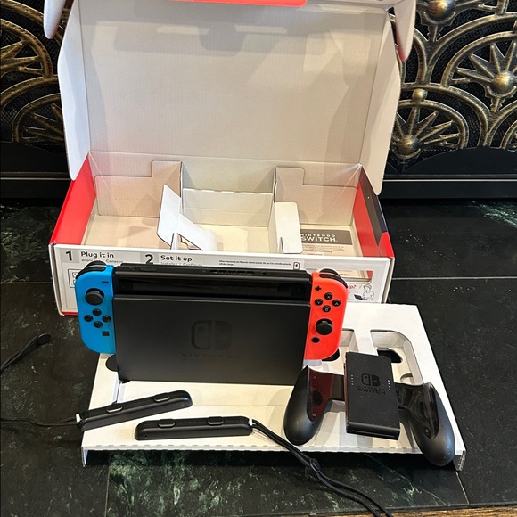 Nintendo Switch - Picture 4 of 13